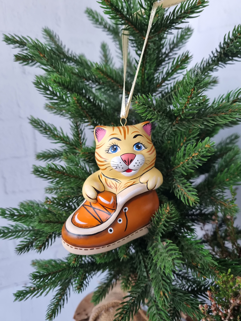 Котик в ботинке ёлочная игрушка из фарфора