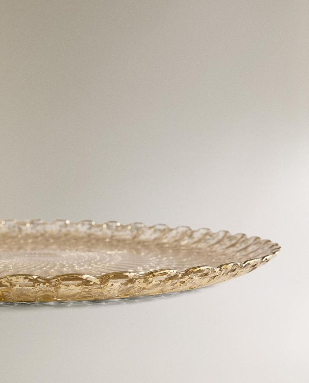 ZARA HOME НОВОГОДНЯЯ СТЕКЛЯННАЯ ТАРЕЛКА ИЗ РЕЛЬЕФНОГО СТЕКЛА, СЕРЕБРЯНЫЙ
