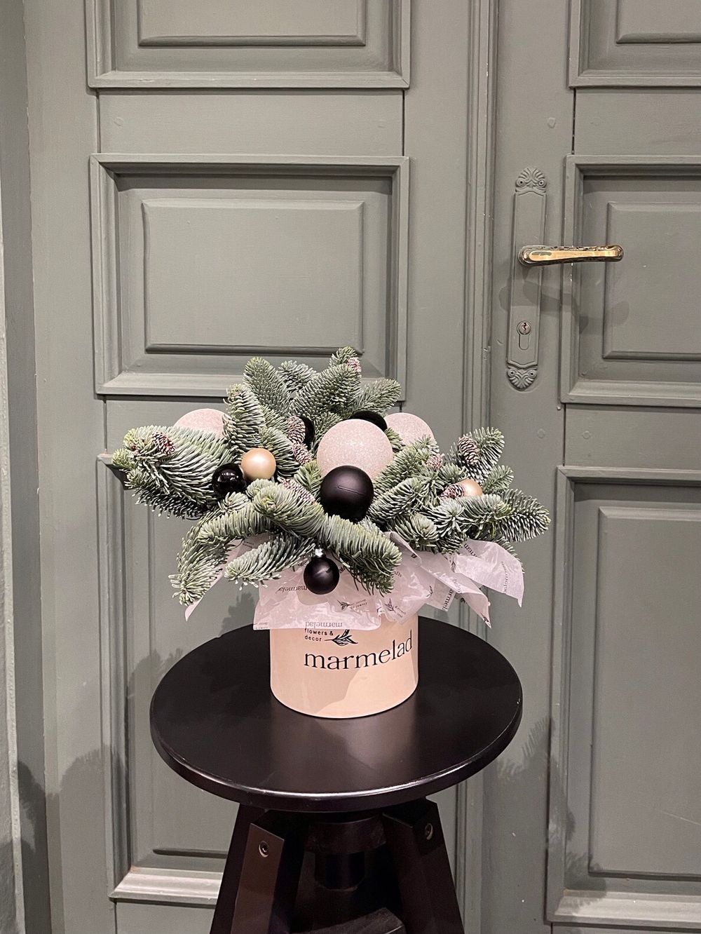 Композиция в коробочке с новогодними игрушками