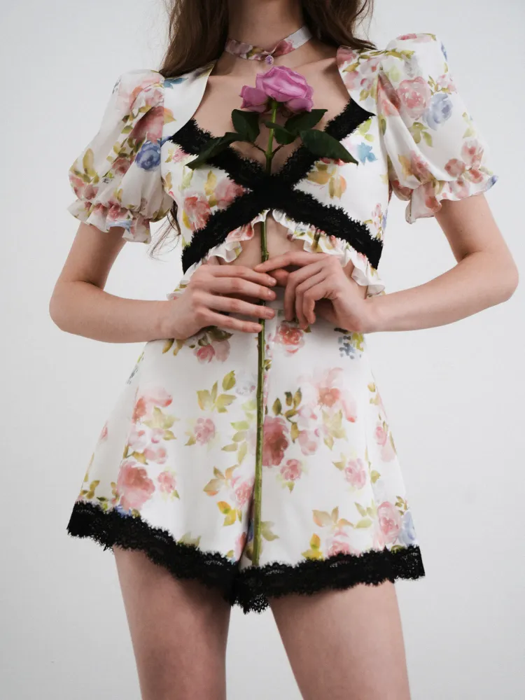 Одри (Audrie), шорты с рюшами из молочного крепдешина с цветочным принтом и отделкой из черного кружева