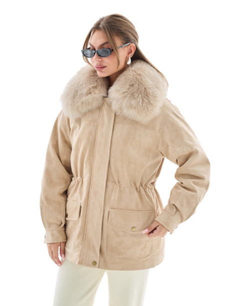 Бежевый пуховик из эко-замши с мехом песца и кожаным воротником