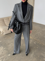 Костюм с укороченным пиджаком и резинкой