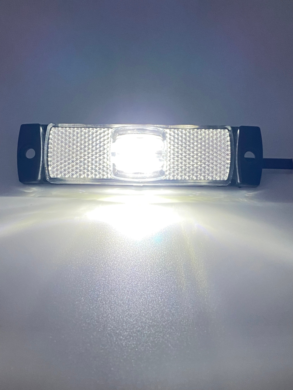 Фонарь габаритный светодиодный Fristom FT-017 B LED белый, провод 0.5 м.
