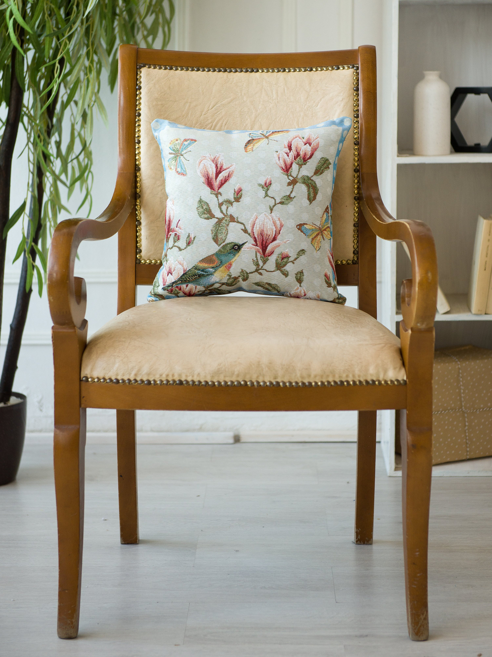 Декоративный гобеленовый чехол для интерьерной подушки Магнолия 38*38