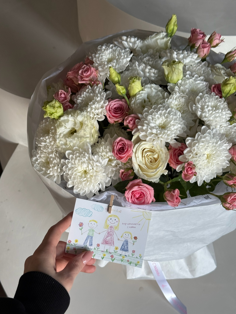 Букет из кустовой пионовидной розы, одноголовых роз, лизиантуса и хризантемы