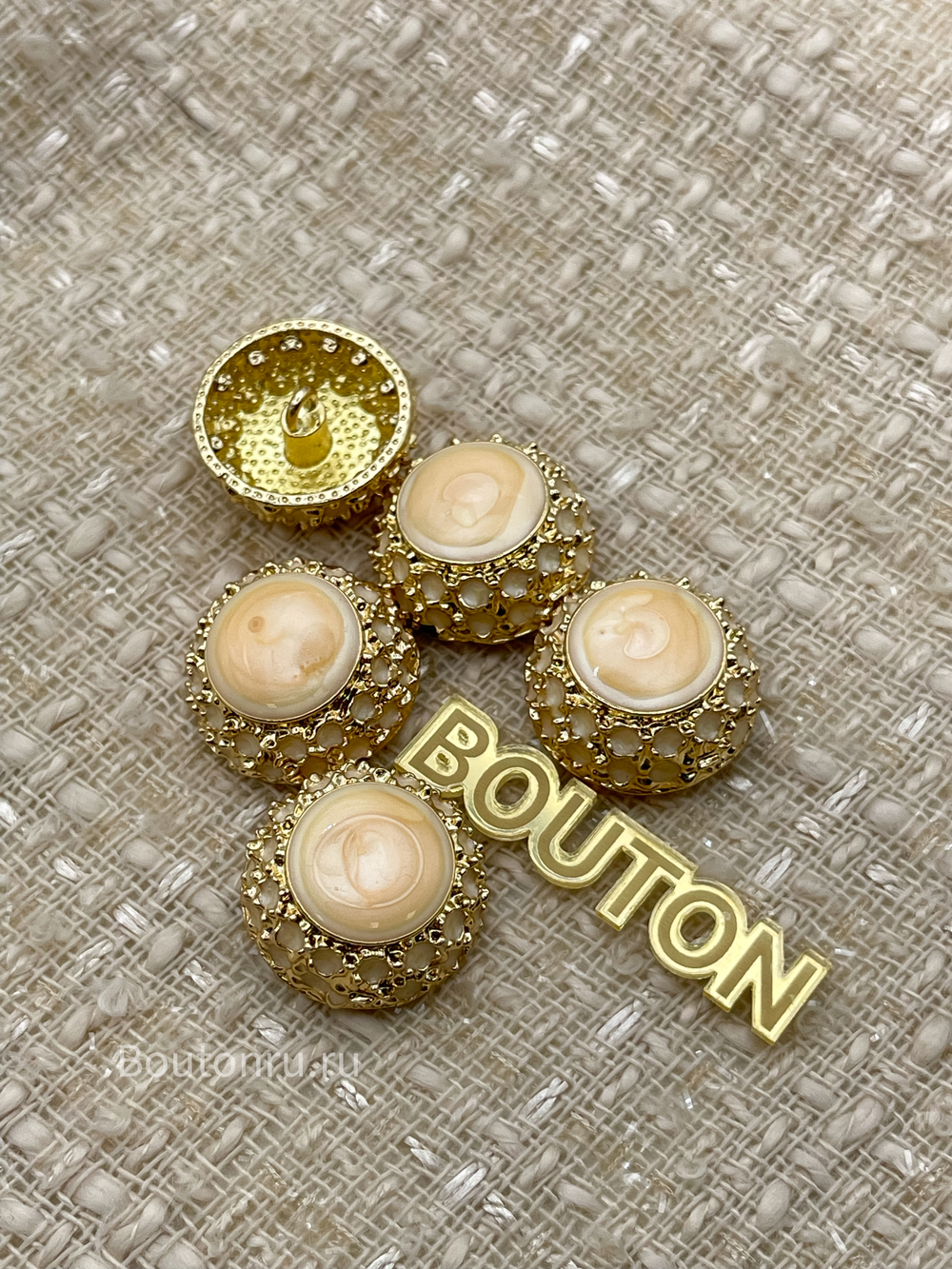Пуговицы объемные золотистые с молочной персиковой эмалью с переливами