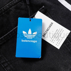 Черные джинсы Balenciaga X Adidas с тремя белыми полосками по бокам