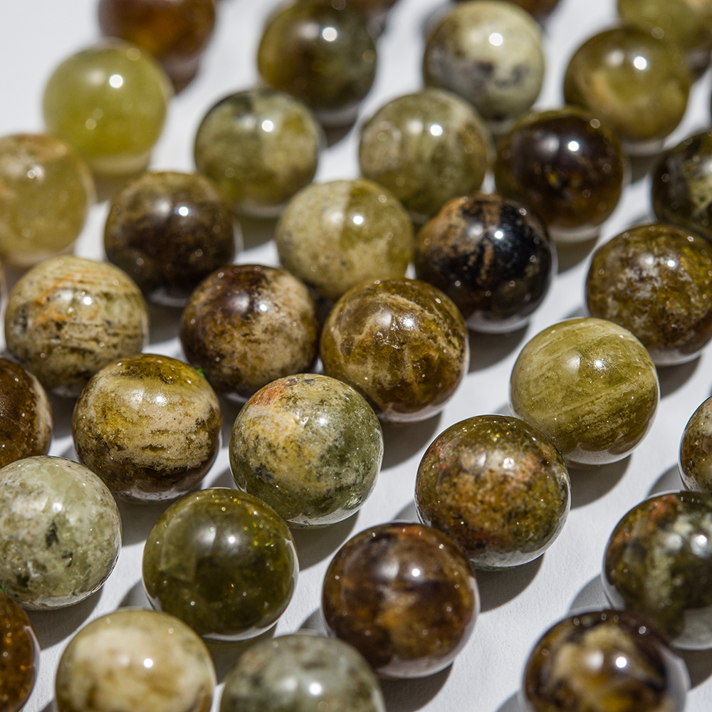 Гроссуляр (зеленый гранат) натуральный, шар 9,9мм