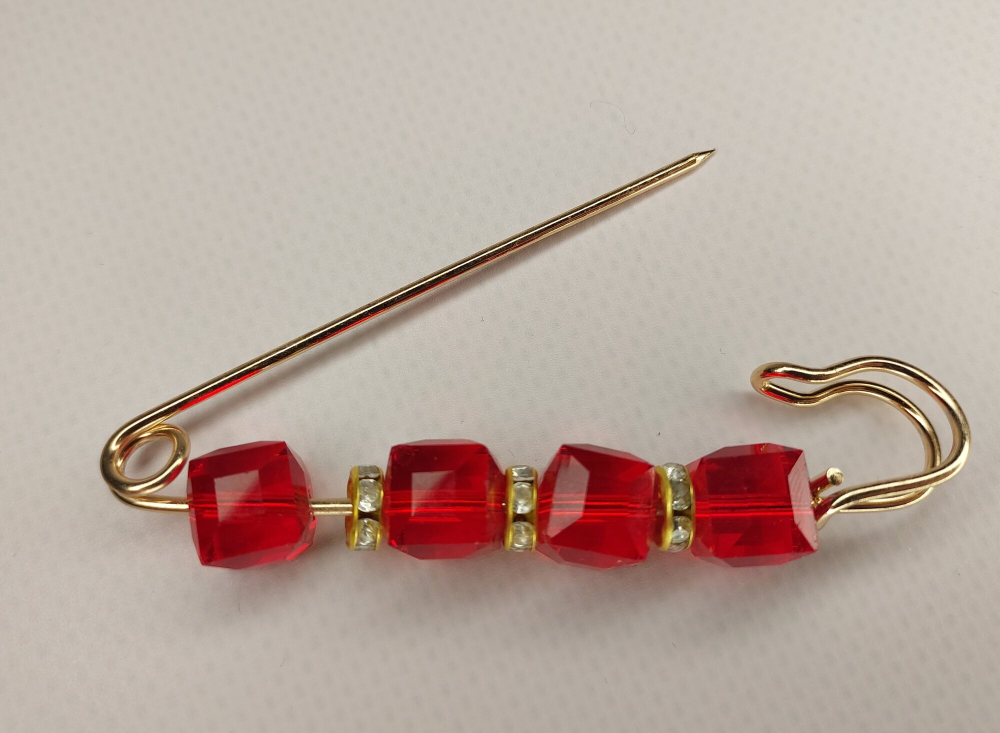 Булавка брошь "Красные камешки" для кардигана, пальто, платков, костюмов, шарфа, одежды .Цвет ярко красный.