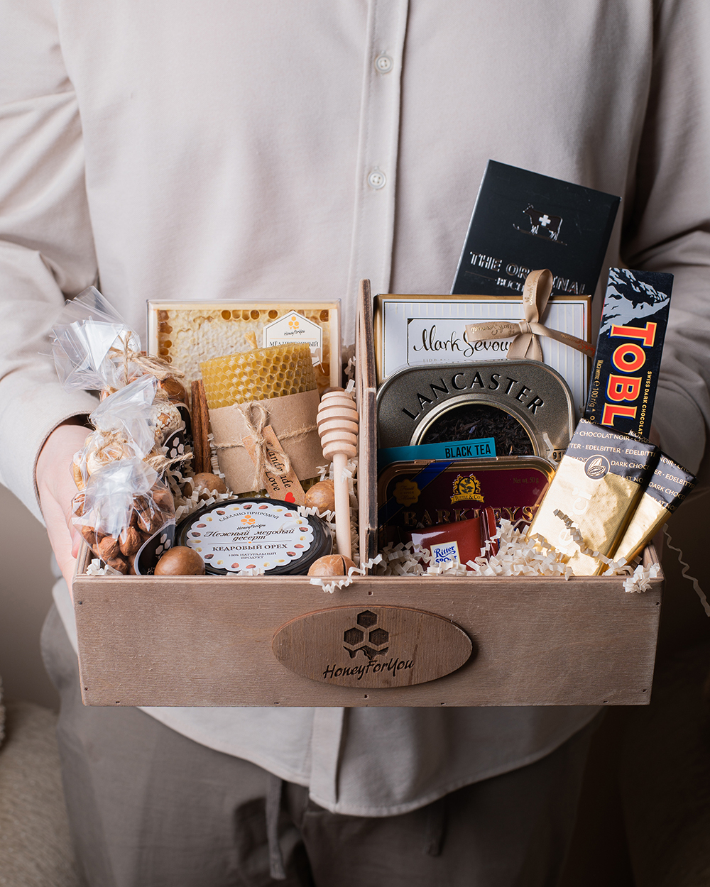 Подарочный набор со сладостями в деревянном ящике с ручкой