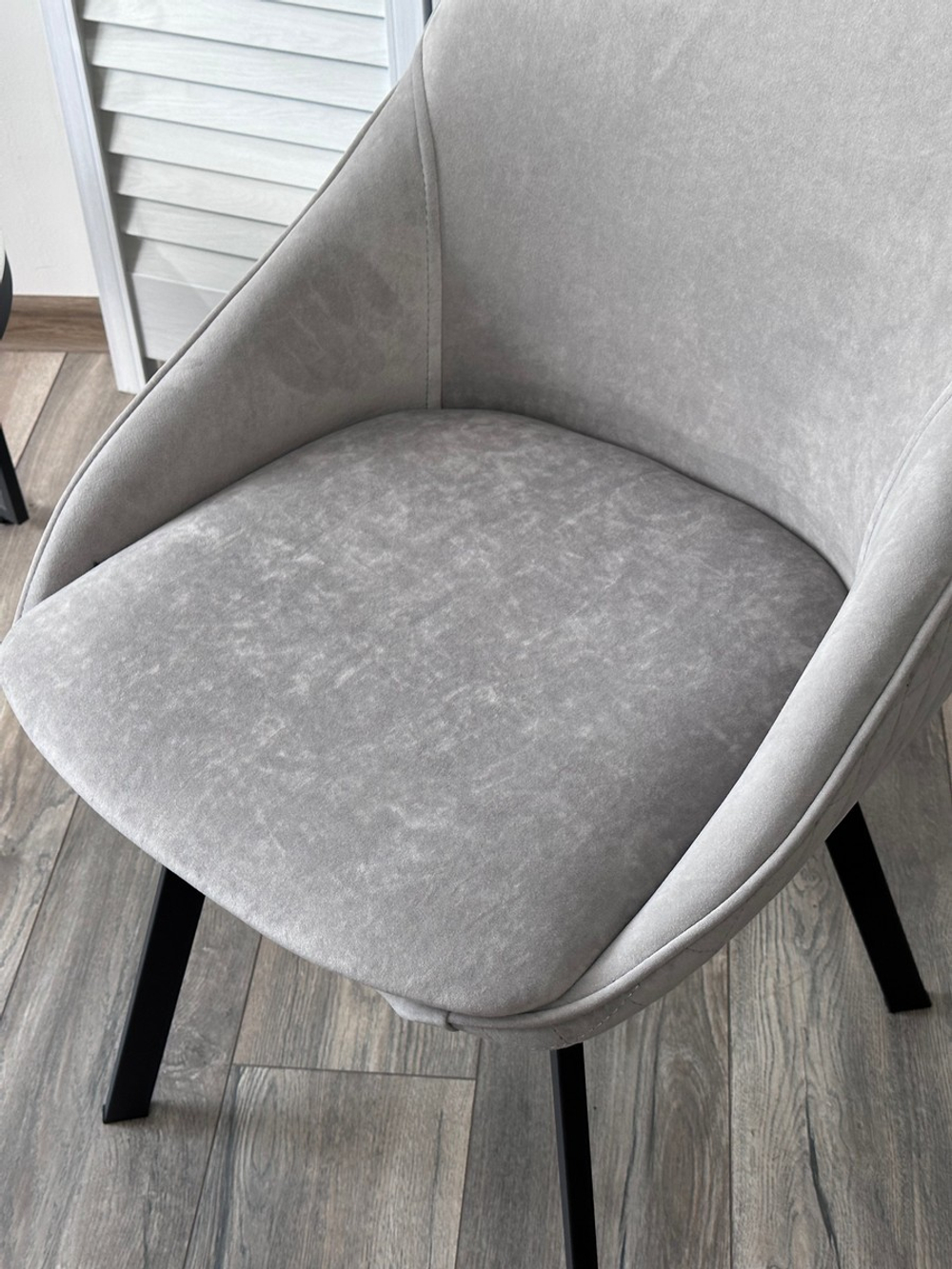 Стул М-City DISAUR Каса (Casa), поворотный на поворотный на 360 градусов, B22 Серый, Велюр, Черный каркас