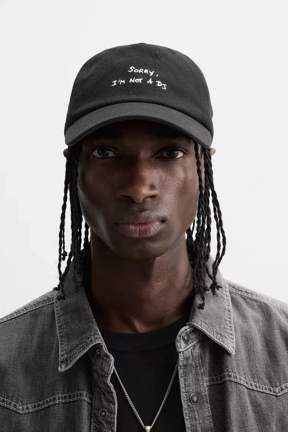 ZARA КЕПКА С ВЫШИТОЙ НАДПИСЬЮ, ЧЕРНЫЙ