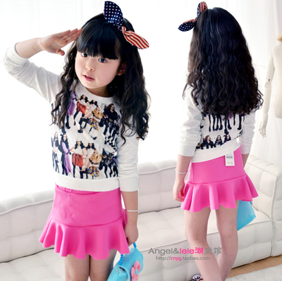 Толстовка с принтами девушек и контрастными однотонными рукавами