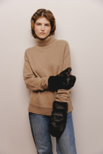 Свитер шоколадного цвета