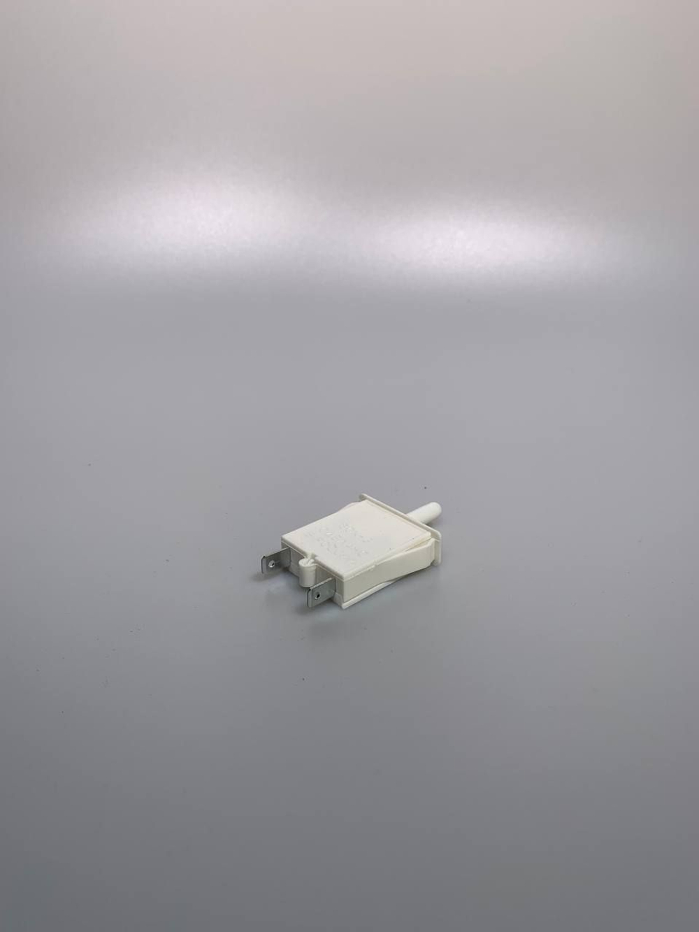 Выключатель света для холодильника самсунг DA34-10138J 2 контакта.