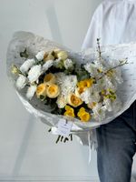 Букет из хризантемы, лизиантуса, нарциссов, кустовых пионовидных роз и эвкалипта