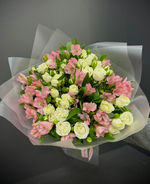 Альстромерии с кустовыми розами