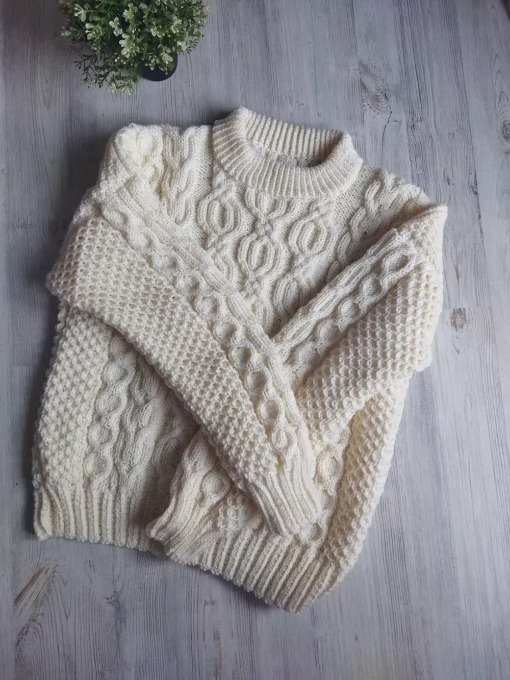 Свитер с аранами ручной работы