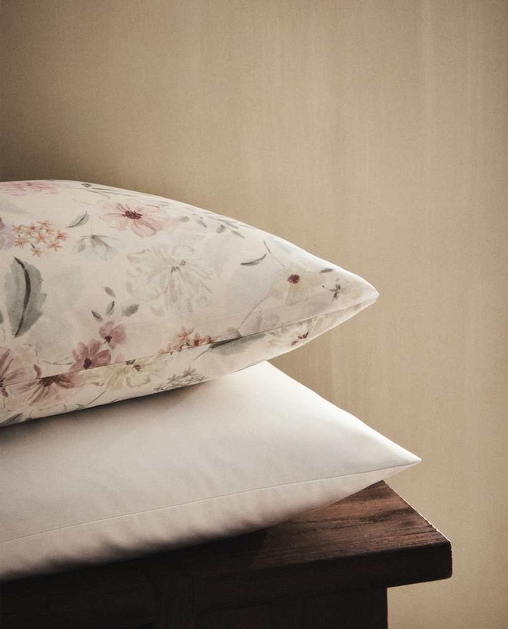 ZARA HOME НАВОЛОЧКА ИЗ САТИНА С ЦВЕТОЧНЫМ ПРИНТОМ, ЖЕЛТОВАТО-БЕЛЫЙ