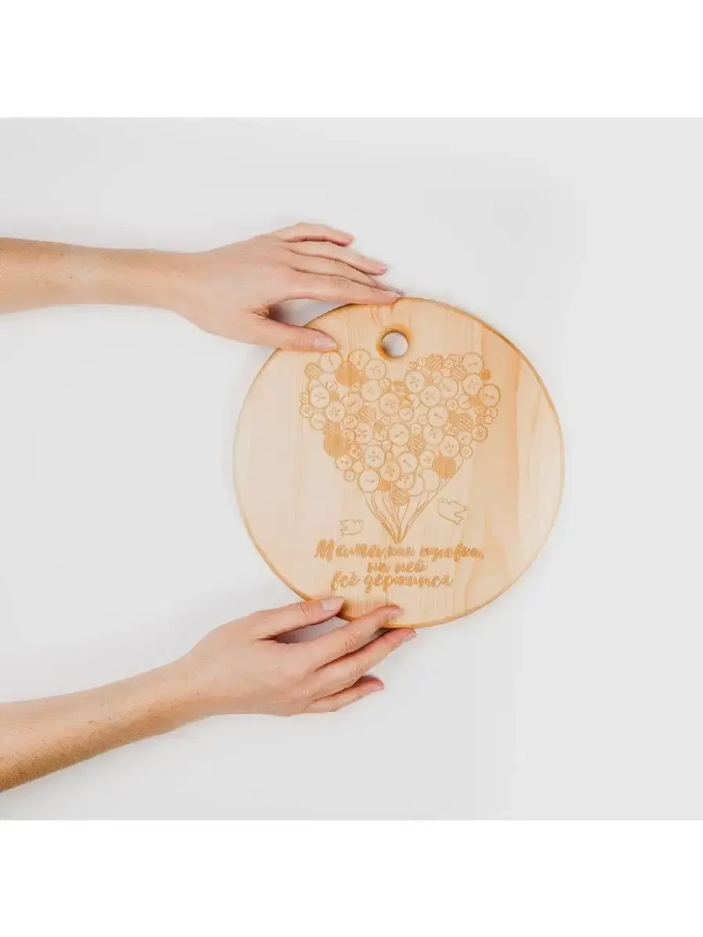 Деревянная менажница круглая с гравировкой из кедра