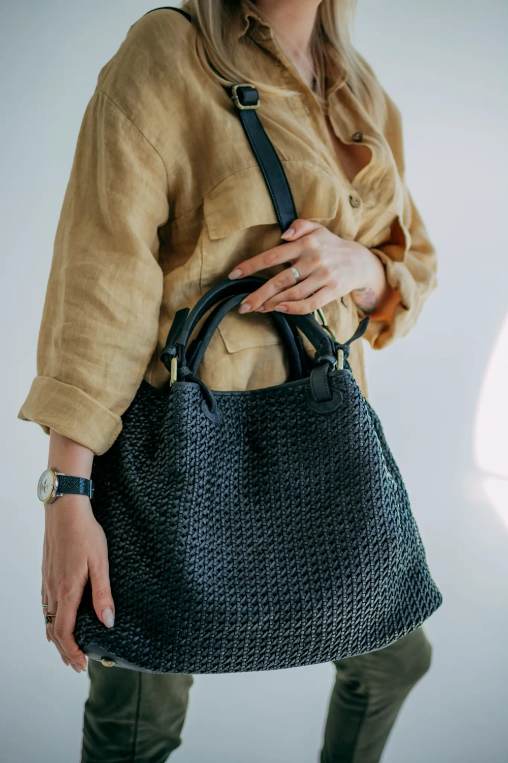 Женская плетеная сумка из натуральной винтажной кожи черного цвета