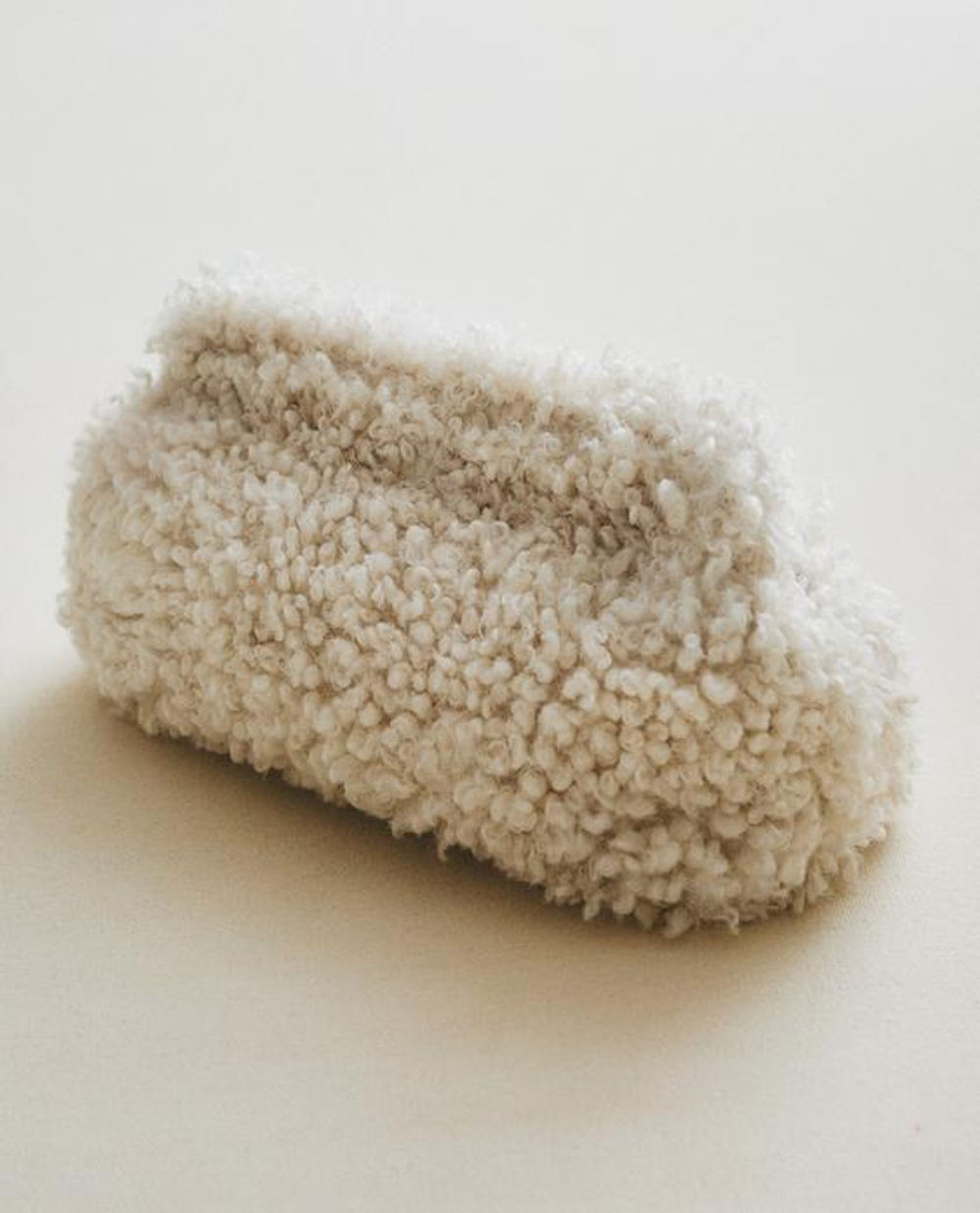 ZARA HOME КОСМЕТИЧКА ИЗ ИСКУССТВЕННОГО МЕХА, ЭКРЮ