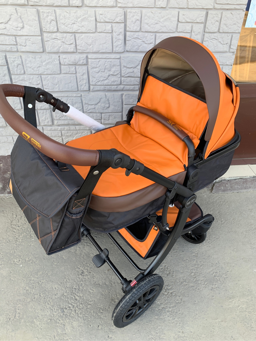 Коляска-трансформер Sweet Kids 608 2в1 Коричневая на черной раме
