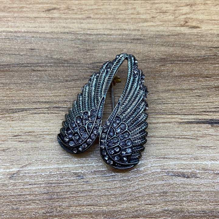 Брошь Крылья стразы металл графитовый
