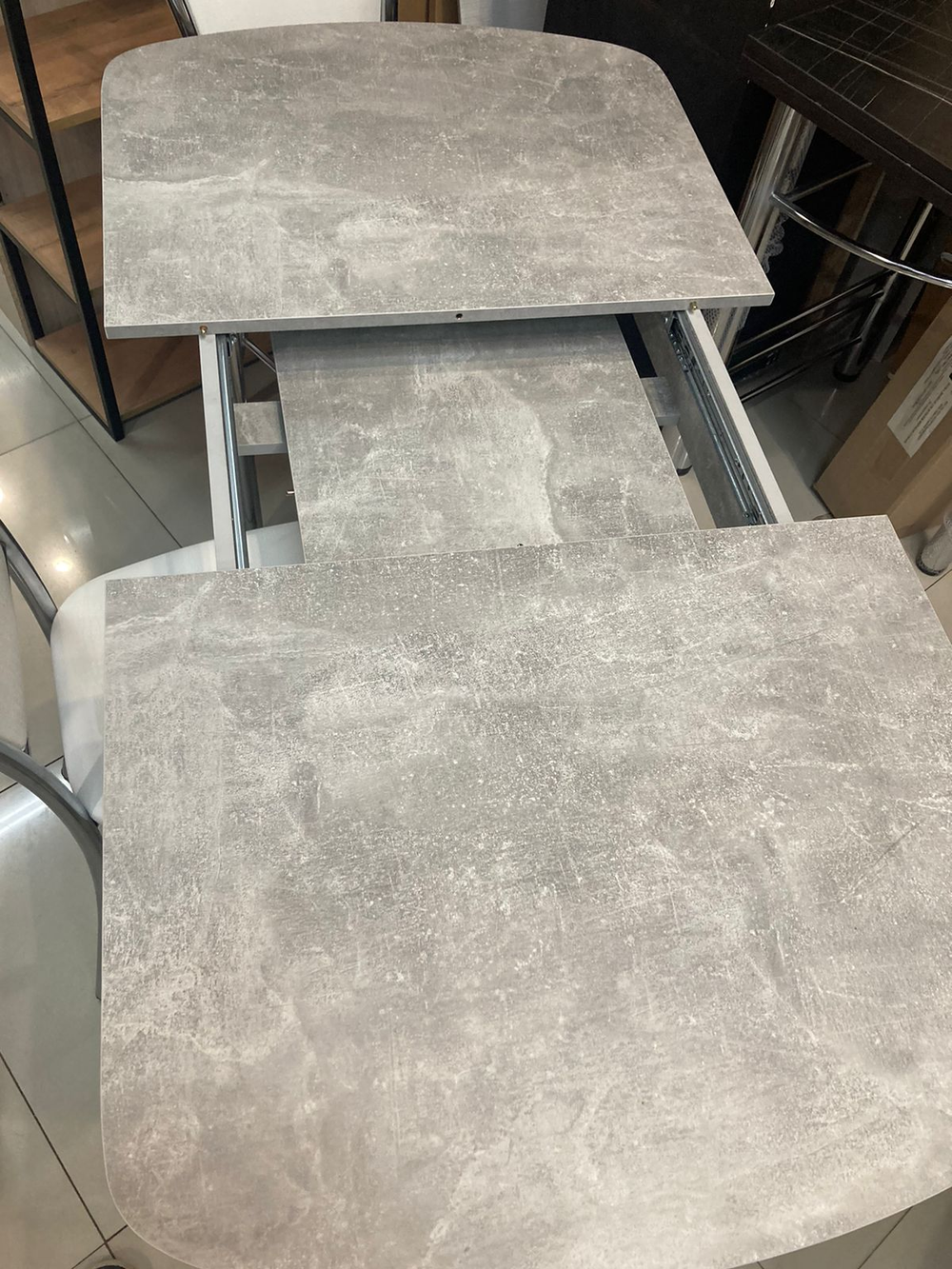 Стол разд ЛДСП подстолье прямое хром Царг.пояс бетон светлый Ст-ца камень светлый