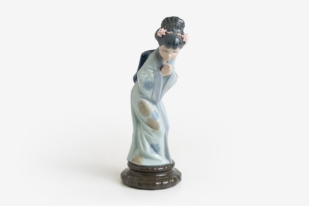 Коллекционная фарфоровая статуэтка Lladro «Японская девушка в поклоне»