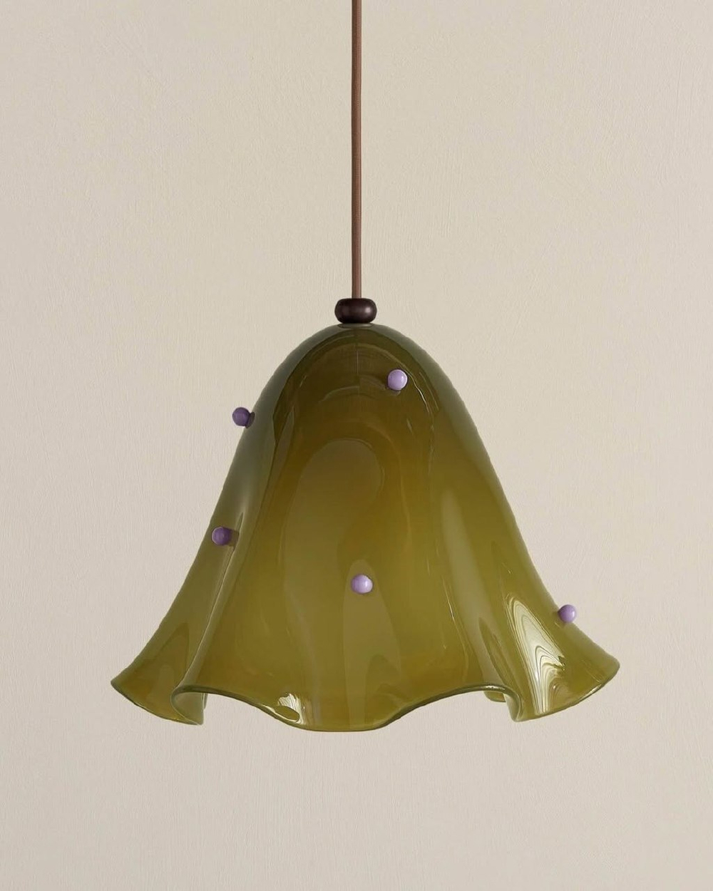 Эти подвесные светильники выполнены из гладкого, глянцевого стекла и имеют мягкую, волнообразную форму, напоминающую расплавленную ткань.