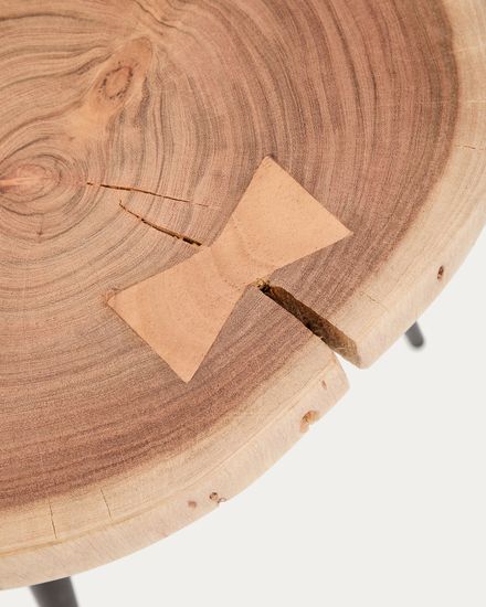 приставной столик Tanive из акации с выбеленной отделкой и черными стальными ножками Ø35 см