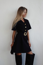 Платье с акцентными пуговицами и поясом