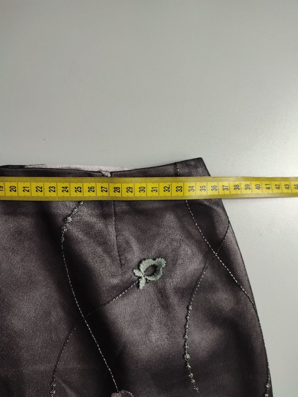 Юбка атласная с вышивкой, визуально 46 размер