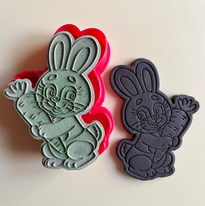 Штамп с вырубкой «Кролик с морковкой»