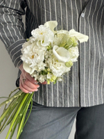 Свадебный букет из белого лизиантуса, калл и незабудок