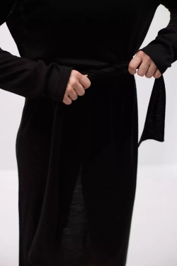 Платье из трикотажа со стойкой черного цвета с поясом