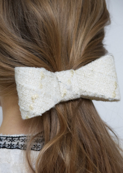 Бант-бабочка из белого твида с золотыми вставками