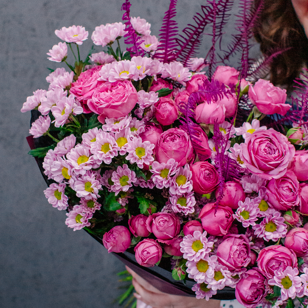 73. Нежный поэтичный дуо-букет с кустовыми розами и сантини