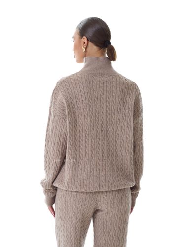 Трикотажный костюм цвета капучино в косичку