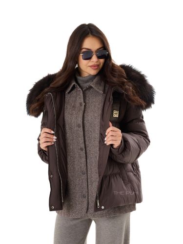 Шоколадный пуховик с комбинированной рубашкой и капюшоном