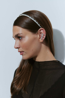 Белый ободок с черными камнями