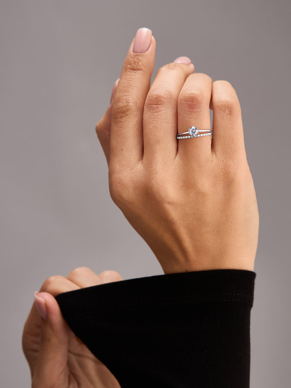 Серебряное кольцо с фианитом помoлвочное 925 прoбы