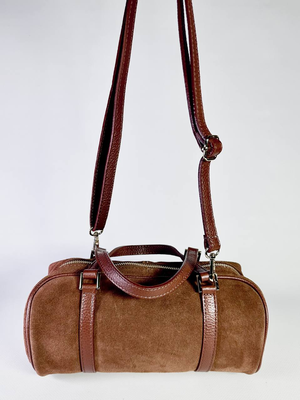 Женская замшевая сумка-бочонок цвета whisky