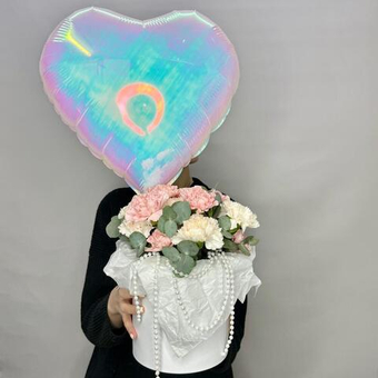 «Моя жемчужина» композиция из диантусов с воздушным шаром ко дню влюбленных