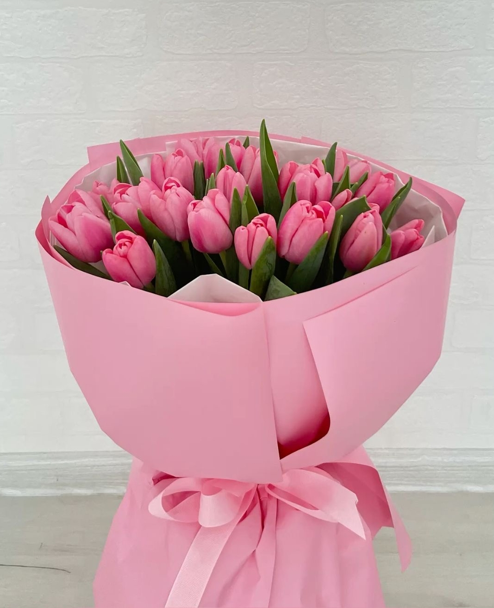 21 розовый тюльпан в круглой упаковке