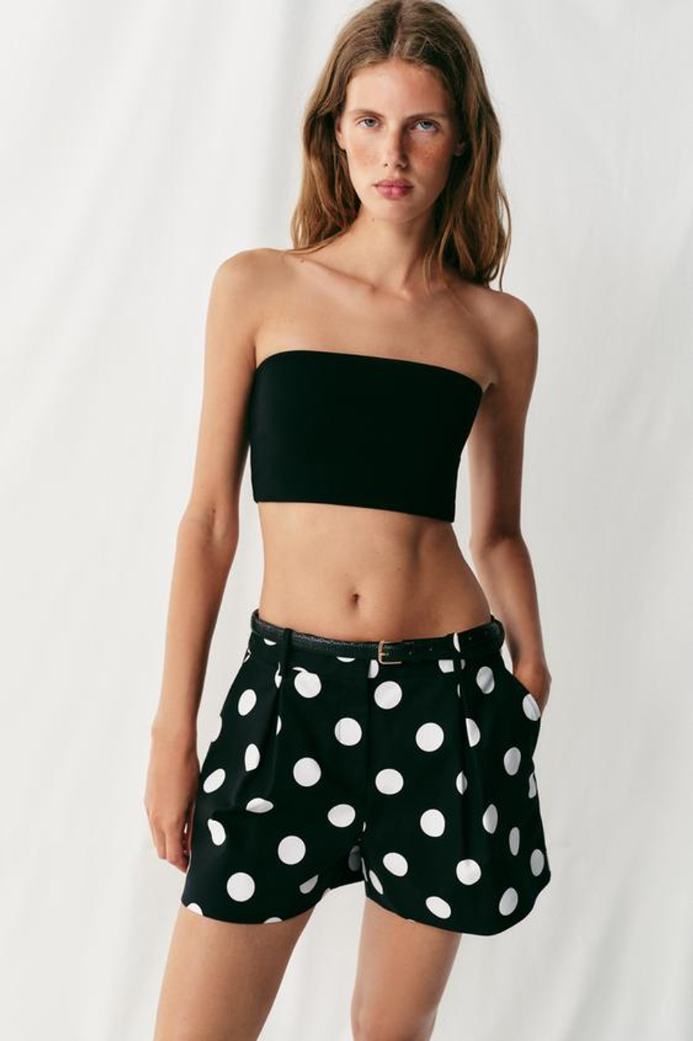 ZARA ШОРТЫ В ГОРОШЕК С ЗАЩИПАМИ И РЕМНЕМ, ЧЕРНЫЙ/БЕЛЫЙ