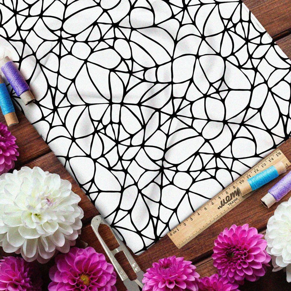 Ткань габардин крупная чёрная паутина на белом фоне