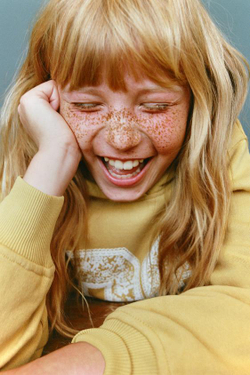 ZARA ХУДИ C ПРИНТОМ «НОМЕР», ГОРЧИЧНЫЙ