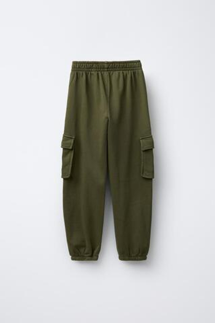 ZARA КОМПЛЕКТ ИЗ ТОЛСТОВКИ И БРЮК-ДЖОГГЕРОВ КАРГО С НАШИВКОЙ, ХАКИ